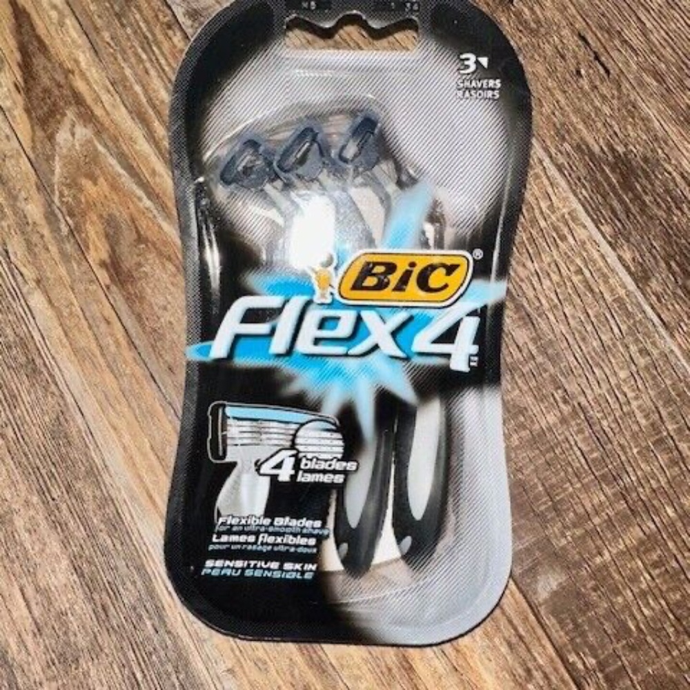 Bic Flex 4 Men's razors. 3 pack. Flexible Blades. Smooth shave. Pivoting head.